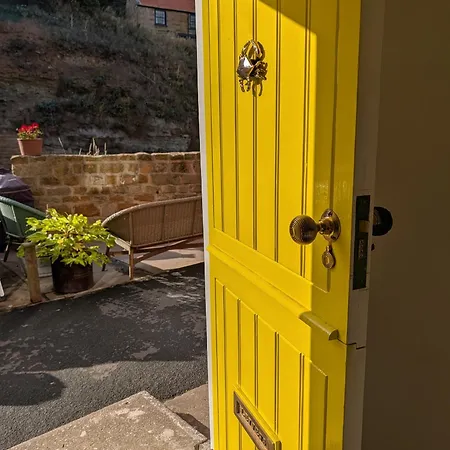 The Yellow Door Cottage, Beckside, Tatil Evi *